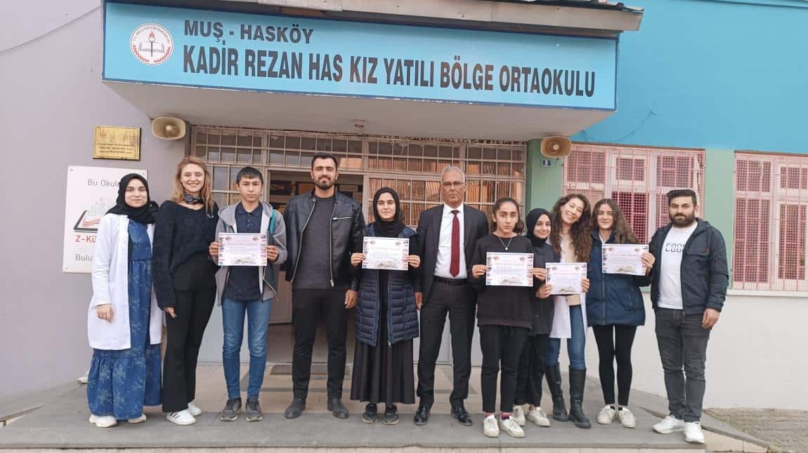 Kitap Kurdu belgeleri okul müdürümüz Muhterem ÖZDEN tarafından öğrencilere dağıtıldı.