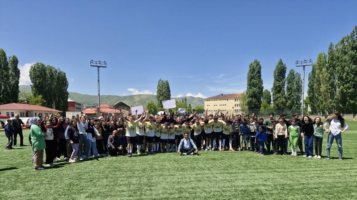 İLÇE GENELİ ORTAOKULLAR ARASI FUTBOL MÜSABAKALARINDA 1. OLDUK.